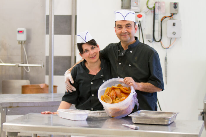 Photo de l'équipe de Laurmar avec des oranges confites pour la préparation du meilleur nougat de qualité