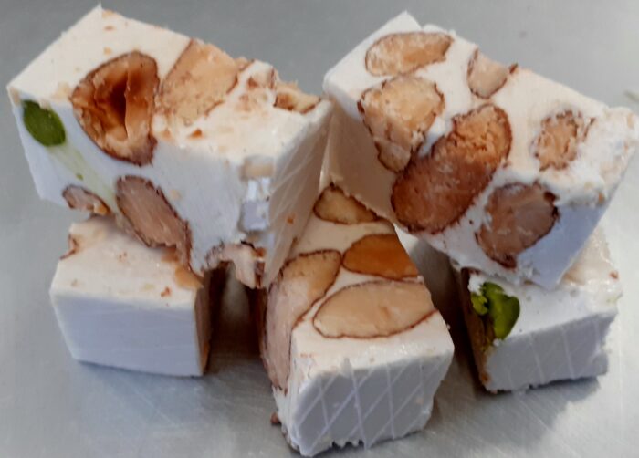 Nougat blanc tendre en domino. Nougat traditionnel et provençal avec une fabrication artisanal - le meilleur prix du nougat est au Laurmar