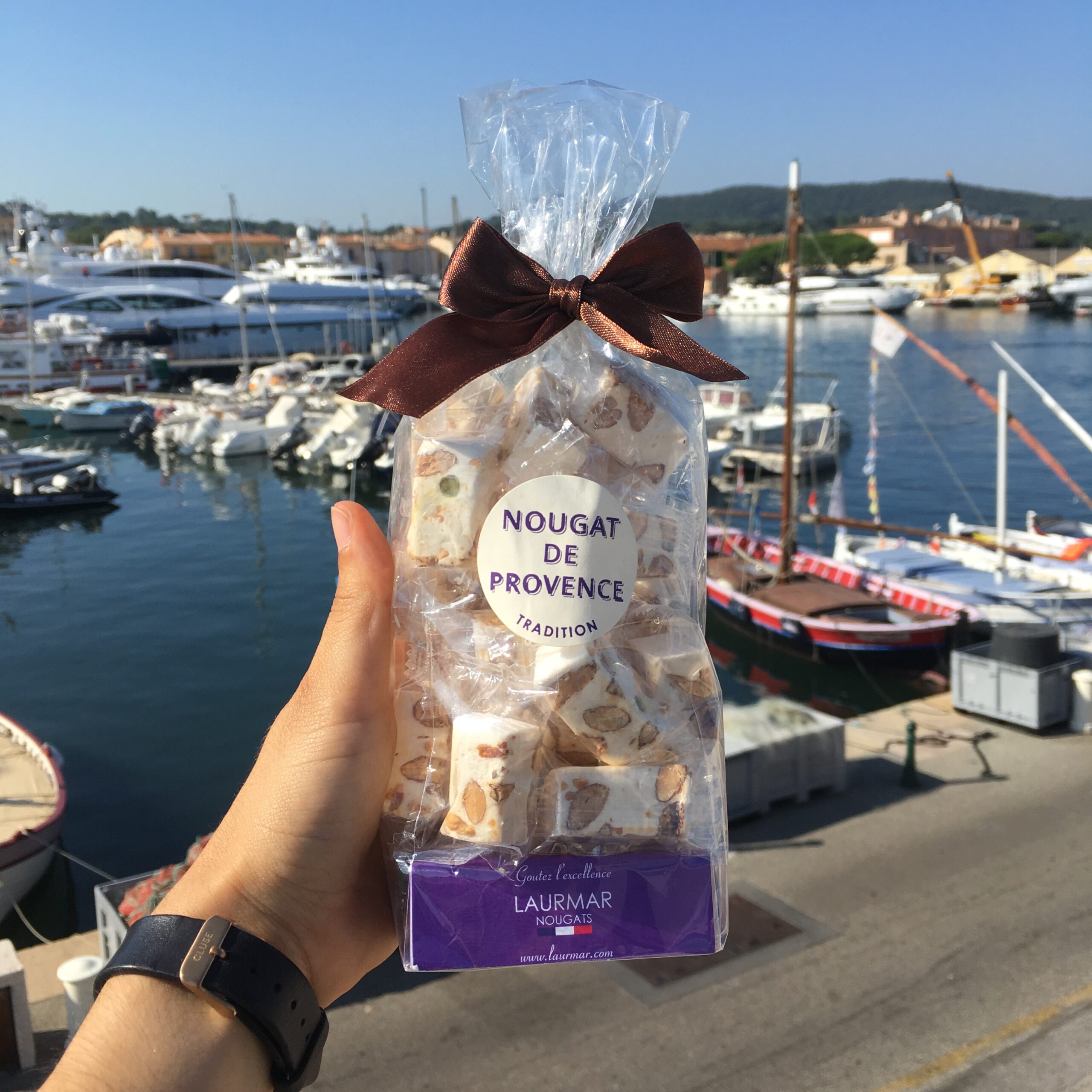 Nougat de Provence - un sachet de nougat artisanal et traditionnel prêt à être dégusté