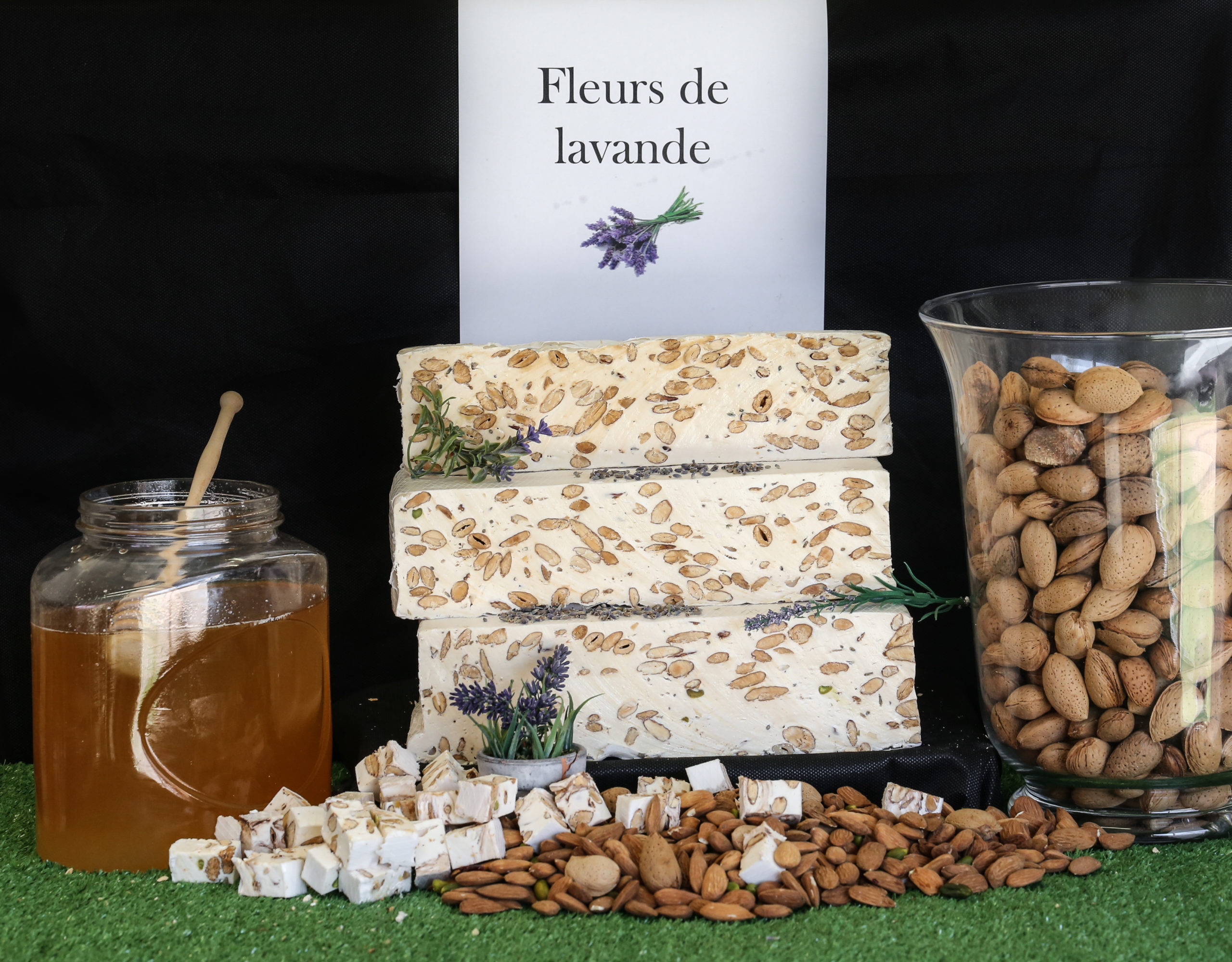 Nougat aux fleurs de lavande avec du miel régional et des amandes de Provence - Nougat de Montelimar