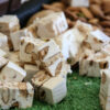 Nougat blanc tendre en domino. Nougat traditionnel et provençal avec une fabrication artisanal au miel de lavande et amandes de Provence.