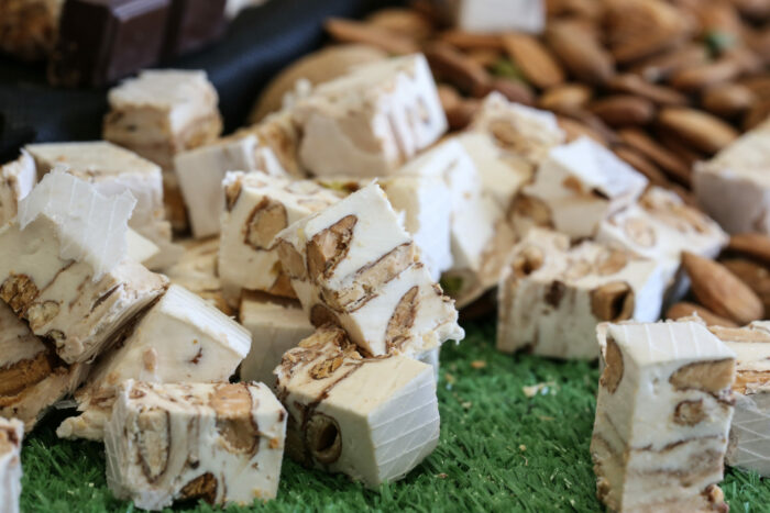 Nougat blanc tendre en domino. Nougat traditionnel et provençal avec une fabrication artisanal au miel de lavande et amandes de Provence.