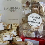 Nougat blanc tendre en domino. Nougat traditionnel et provençal - sachet de Nougat de Provence et nougats au miel sur le côté