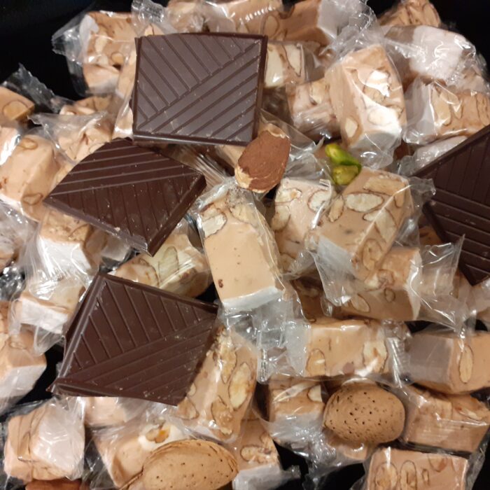 Nougat blanc tendre de Provence en domino. Nougat traditionnel et provençal - nougat en morceaux avec du chocolat - vente de nougat en ligne