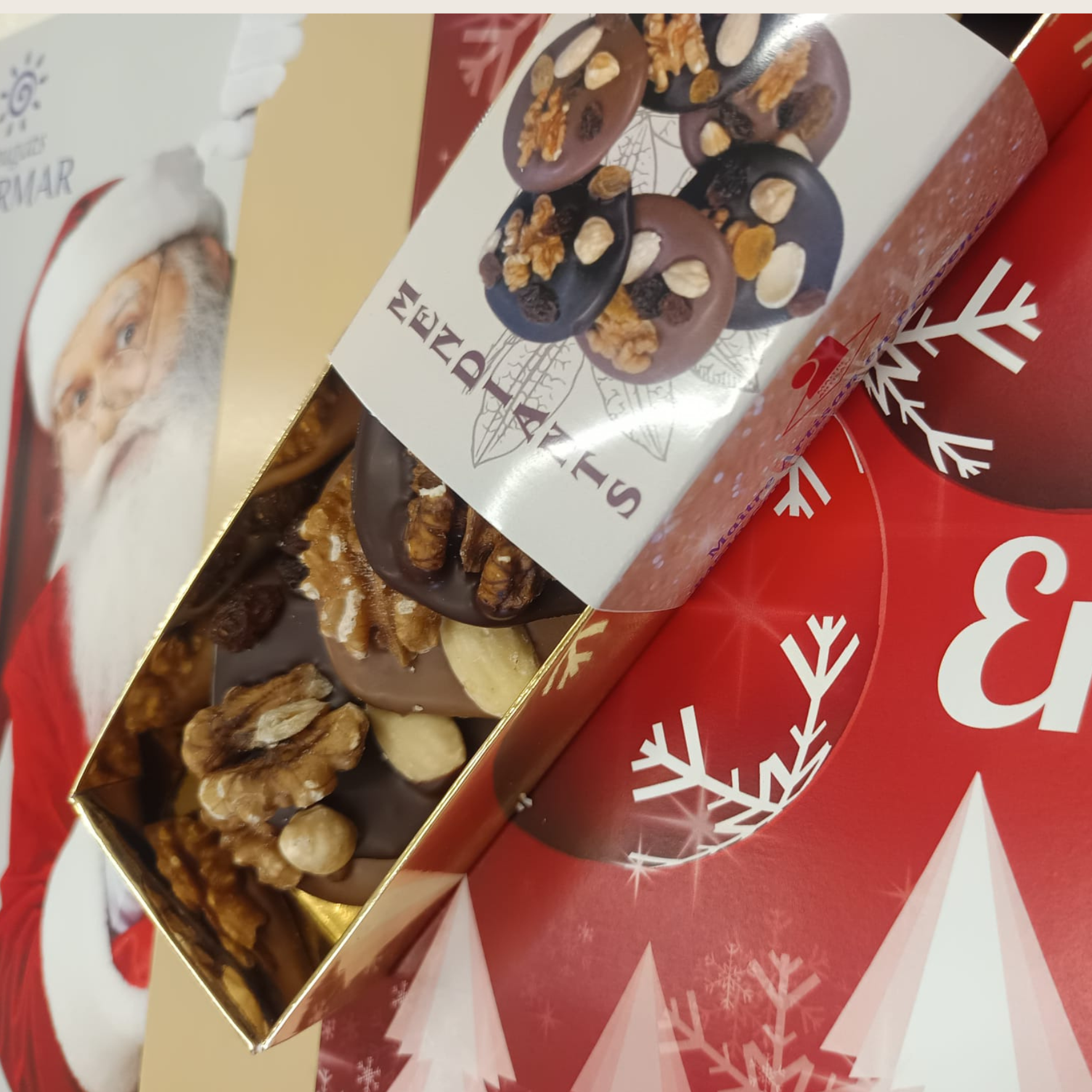 Mendiants en chocolat noir et chocolat au lait